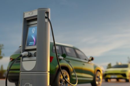 Foto colorida de carros elétricos carregando - Metrópoles