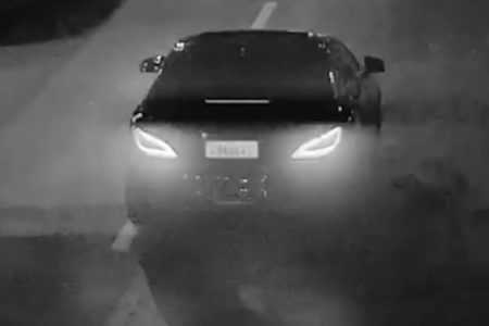 Reprodução preto e branco de carro de luxo em avenida - Metrópoles