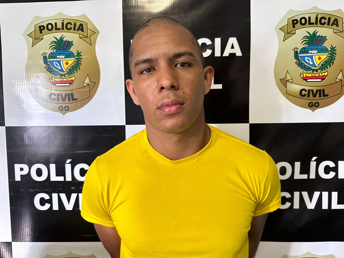 Imagem colorida de home preso usando camiseta amarela