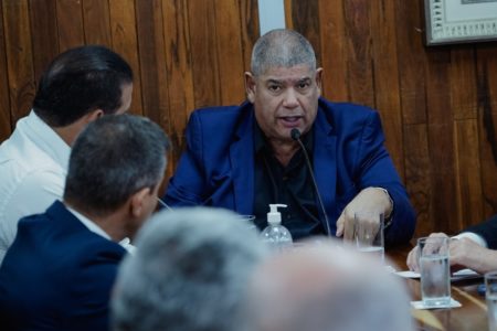 Imagem colorida mostra Milton Leite e outros vereadores conversando na Câmara Municipal sobre o Parque do Bixiga- Metrópoles
