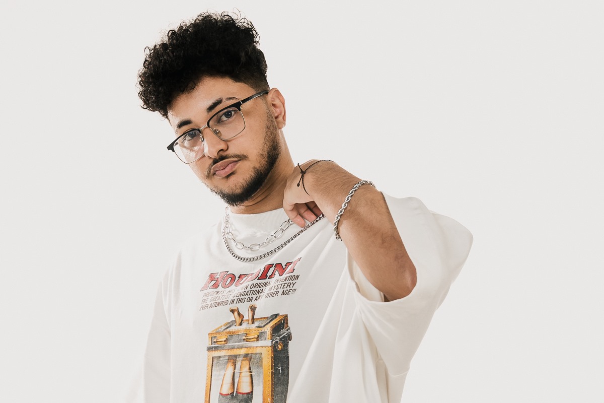 Na imagem com cor, DJ Klap posa para fotos - Metrópoles