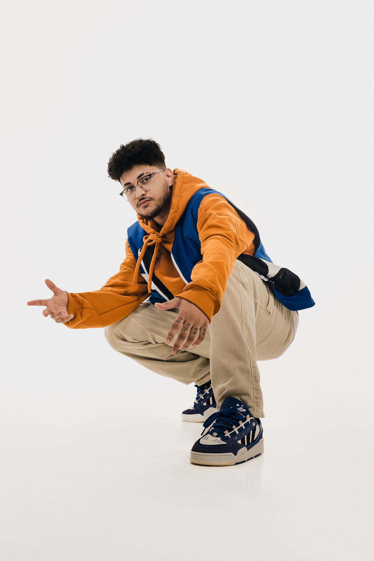 Na imagem com cor, DJ Klap posa para fotos - Metrópoles