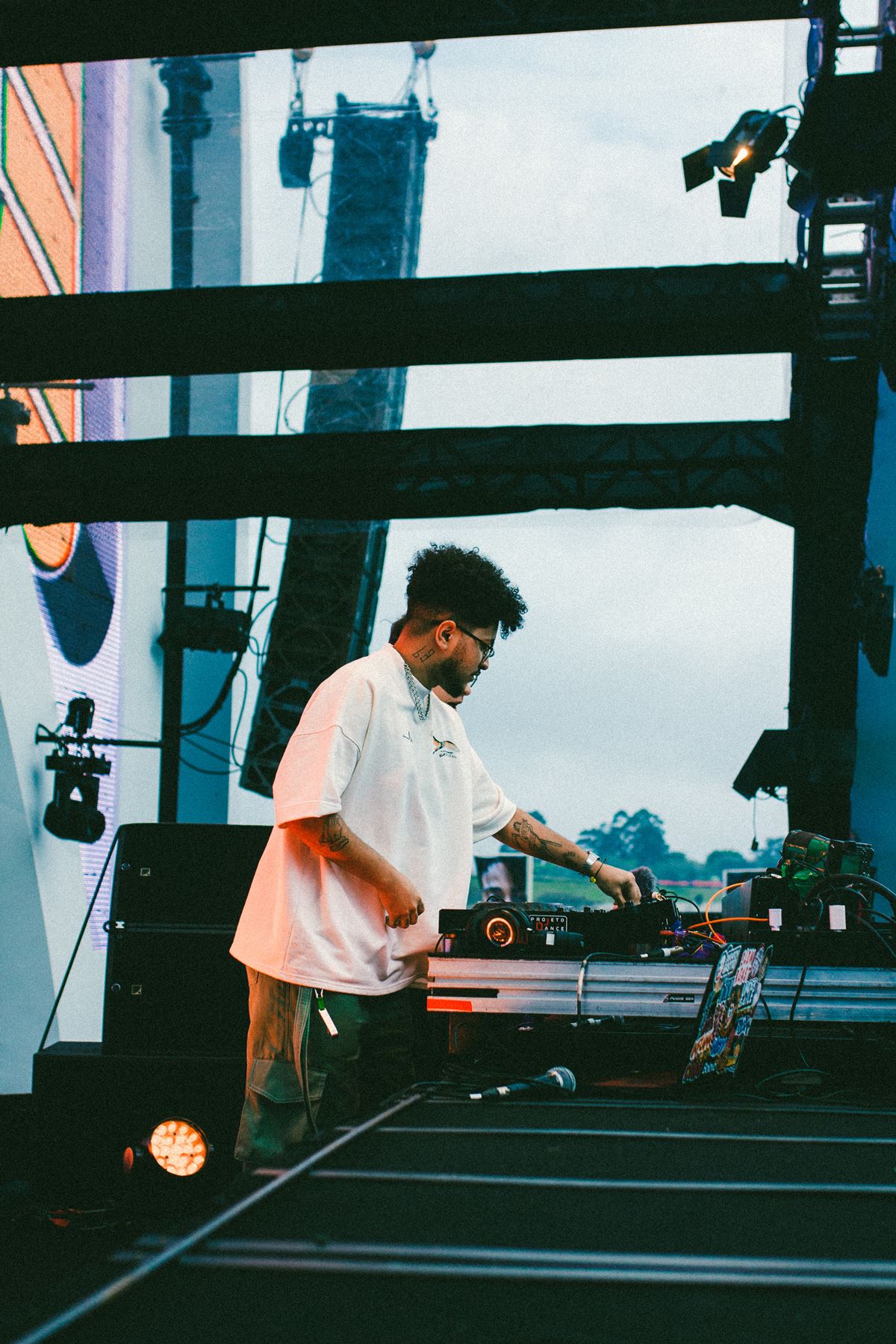 Na imagem com cor, DJ Klap posa para fotos - Metrópoles