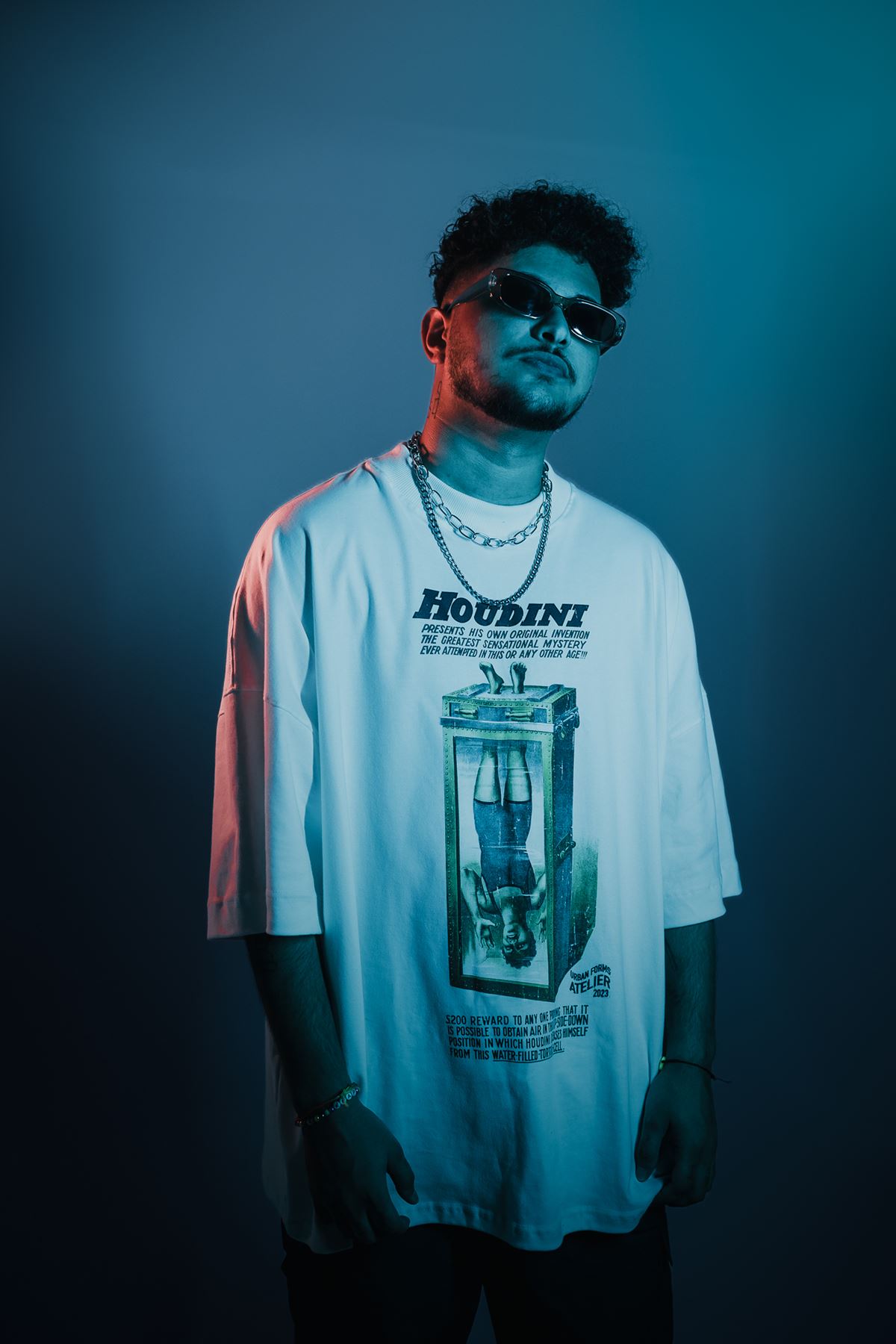 Na imagem com cor, DJ Klap posa para fotos - Metrópoles