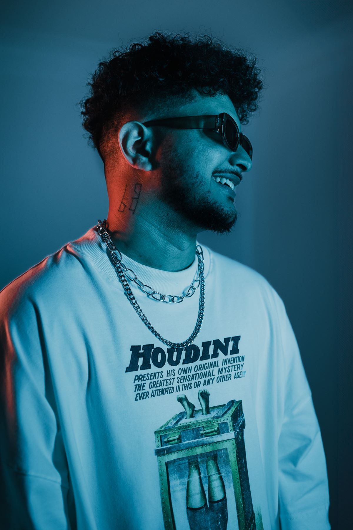 Na imagem com cor, DJ Klap posa para fotos - Metrópoles