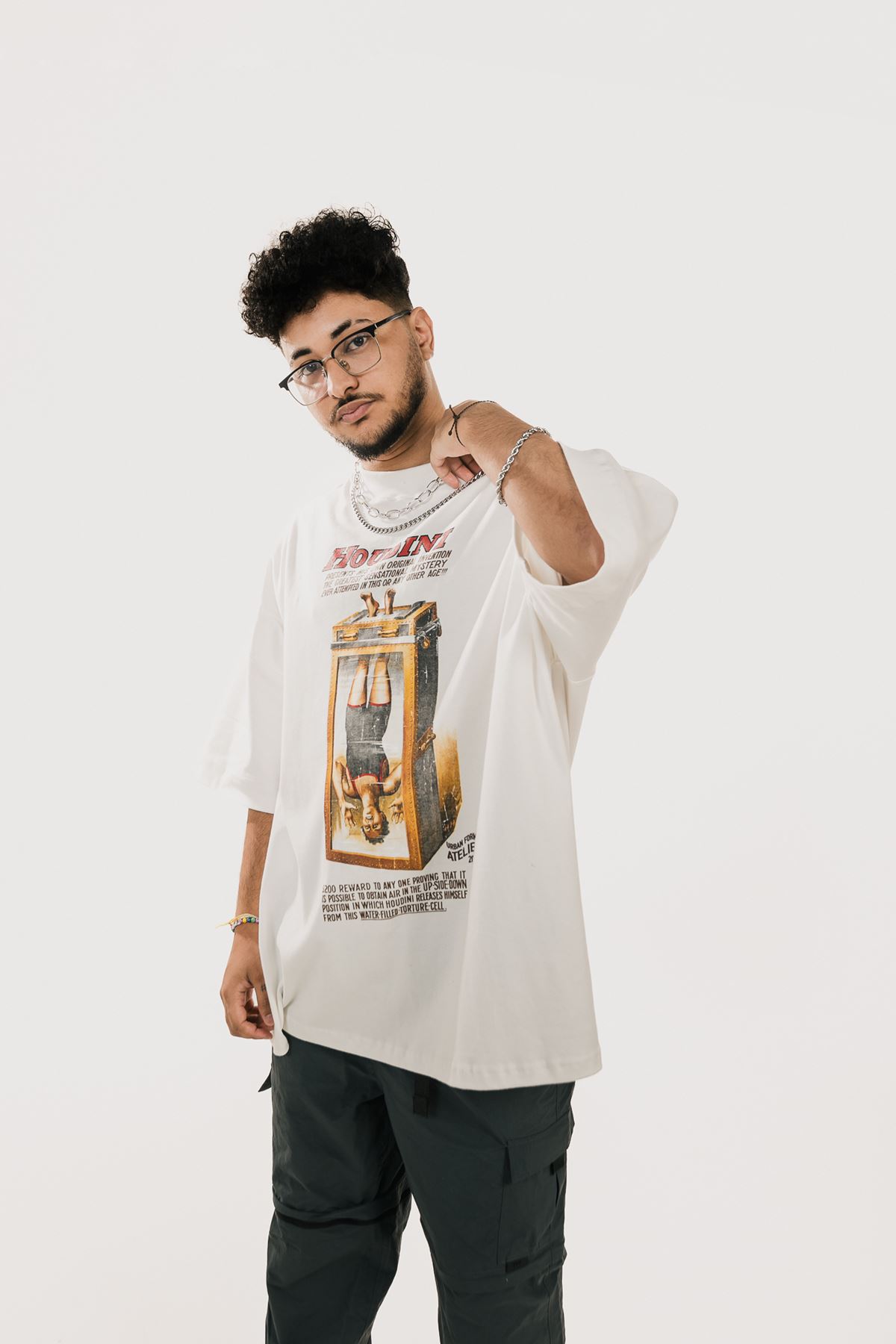 Na imagem com cor, DJ Klap posa para fotos - Metrópoles