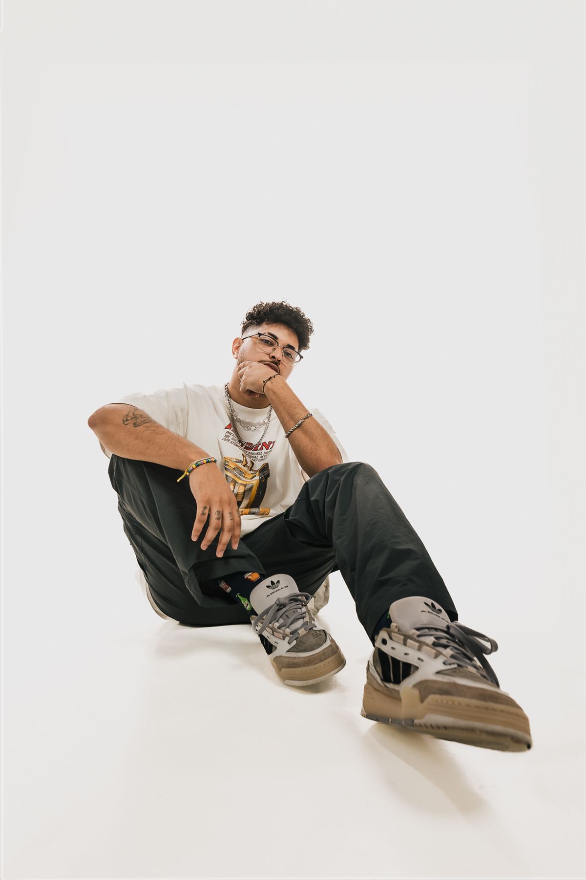 Na imagem com cor, DJ Klap posa para fotos - Metrópoles