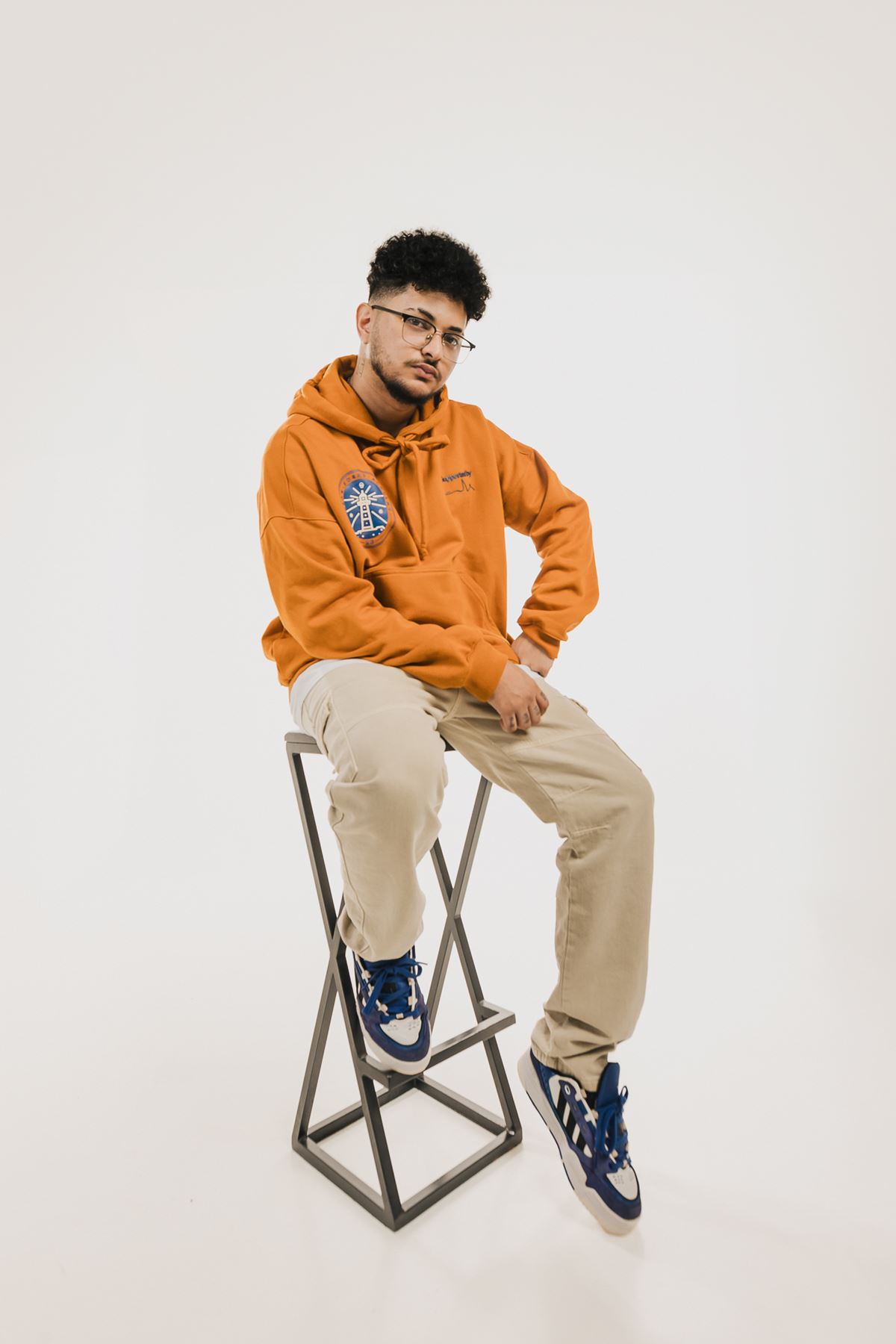 Na imagem com cor, DJ Klap posa para fotos - Metrópoles