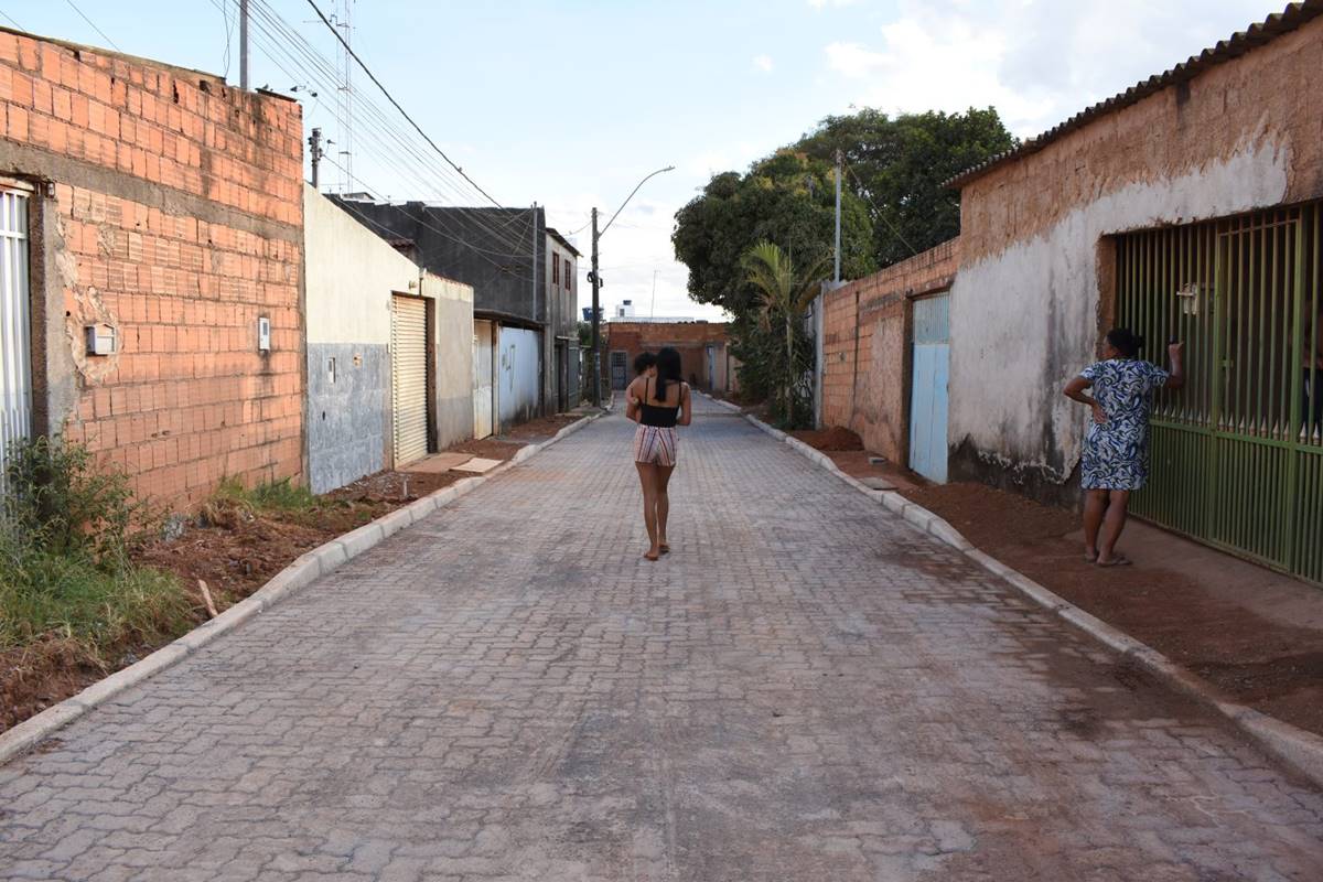Foto colorida de rua humilde asfaltada