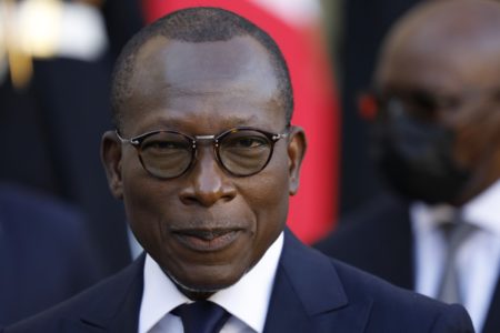 Imagem colorida do presidente do Benim, Patrice Talon, olhando para a câmera - Metrópoles