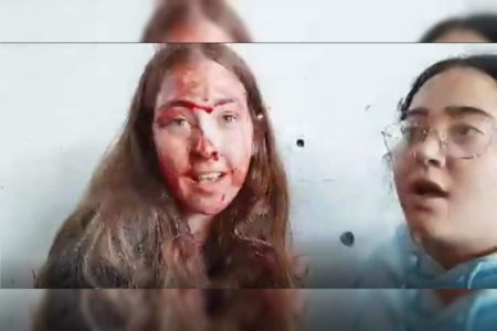 Captura de tela mostra duas reféns sequestradas pelo Hamas em 7 de outubro - Metrópoles