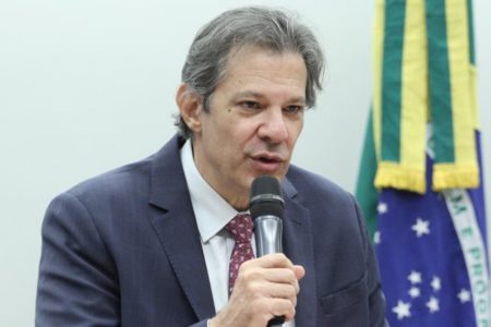 Foto colorida do ministro da Fazenda, Fernando Haddad, na Câmara dos Deputados - Metrópoles