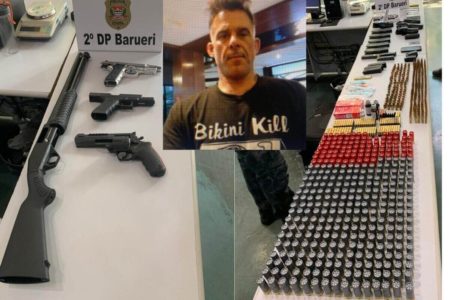 Montagem colorida com duas fotos, ao fundo, ,com armas e munições e em destaque homem branco sem barba - Metrópoles