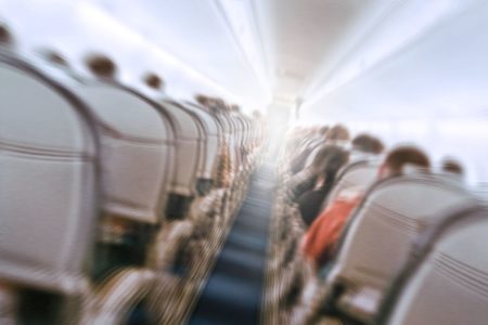 Foto colorida de um avião - Metrópoles