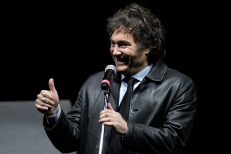 Javier Milei canta durante lançamento de livro - Metrópoles