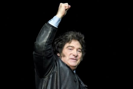 Javier Milei canta durante lançamento de livro - Metrópoles