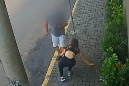 Foto colorida de sabelly Aparecida Ferreira Moro pedindo ajuda após ataque - Metrópoles