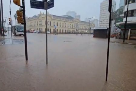 Com o retorno das chuvas, as ruas de Porto Alegre, Rio Grande do Sul, registram o aumento das águas/Metrópoles