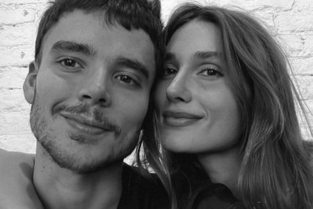 João Lucas e Sasha posam juntos, dando um meio sorriso - Metrópoles