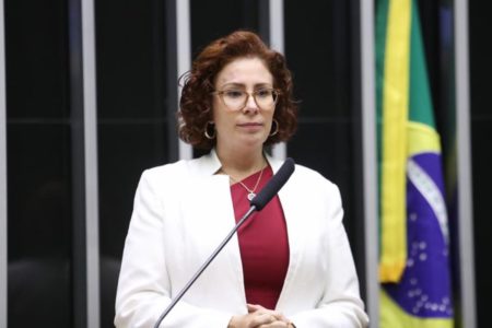 Foto colorida da deputada federal Carla Zambelli - Metrópoles