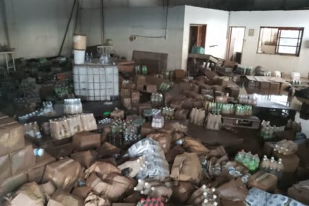 Mercado destruído com coisas empilhadas após chuvas no RS