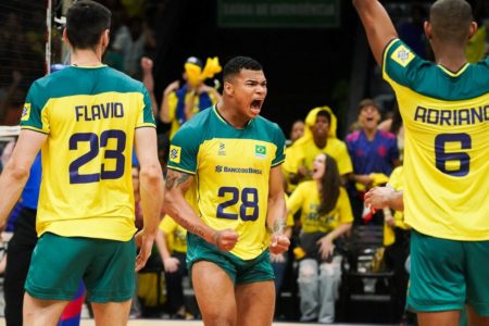 Darlan comemora ponto na vitória da Seleção Brasileira de vôlei