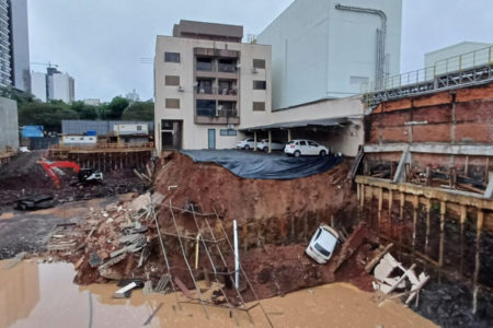 Foto colorida da cratera criada pelo deslizamento de terra em SC - Metrópoles