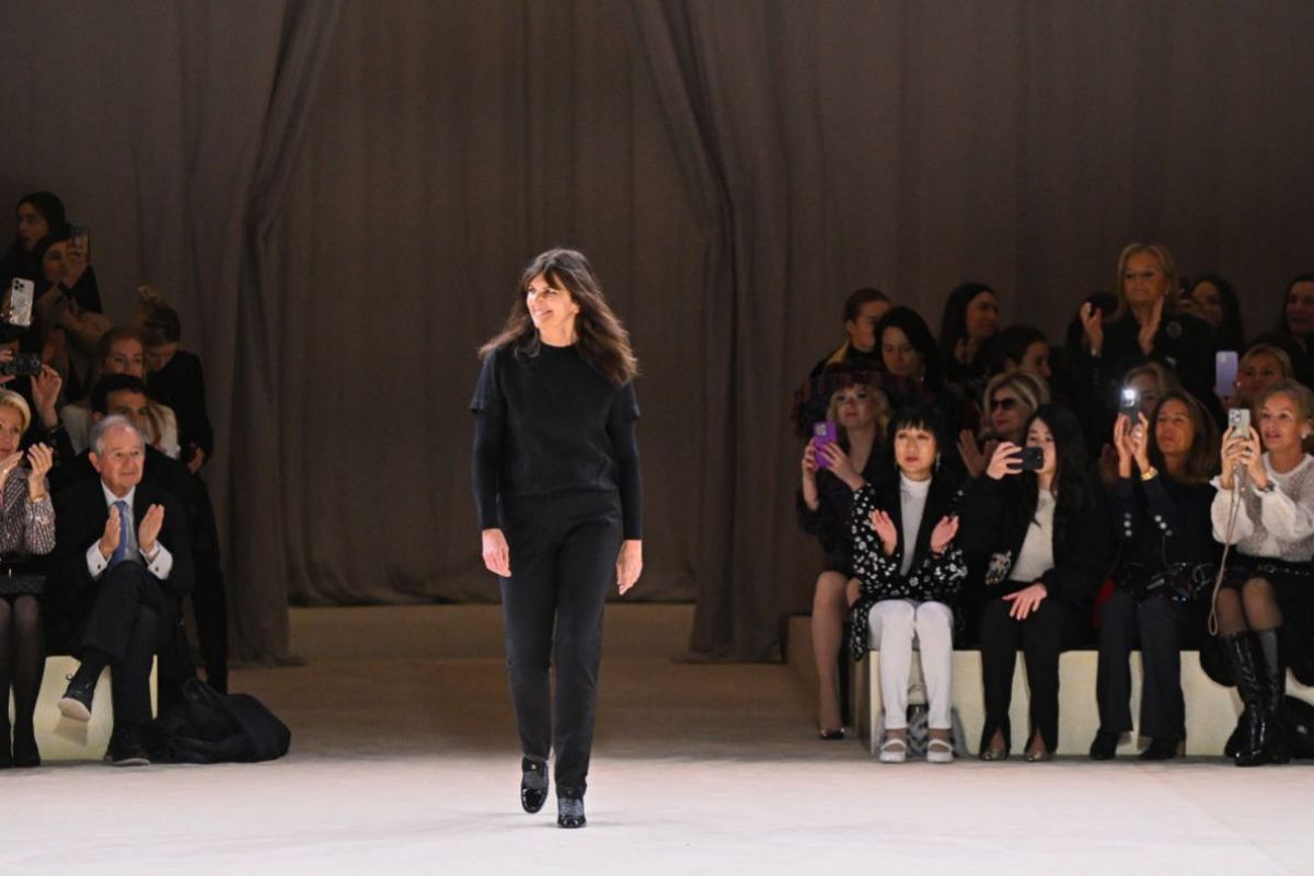 Na passarela de moda, a estilista Virignie Viard, diretora criativa da Chanel - Metrópoles