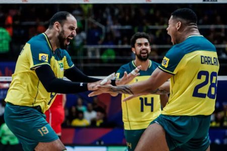 Jogadores de vôlei comemoram ponto contra a Sérvia - Metrópoles