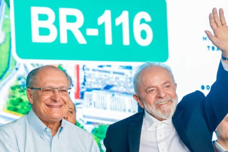 Imagem colorida mostra Lula e Alckmin acenado para plateia em São Paulo- Metrópoles