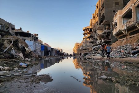 Foto colorida de local destruído após ataque de Israel em Rafah, em Gaza - Metrópoles