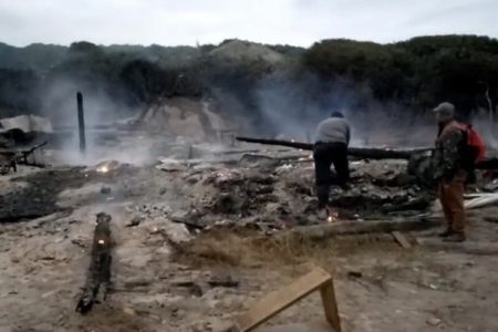Foto colorida mostra rancho de pesca destruído em Florianópolis
