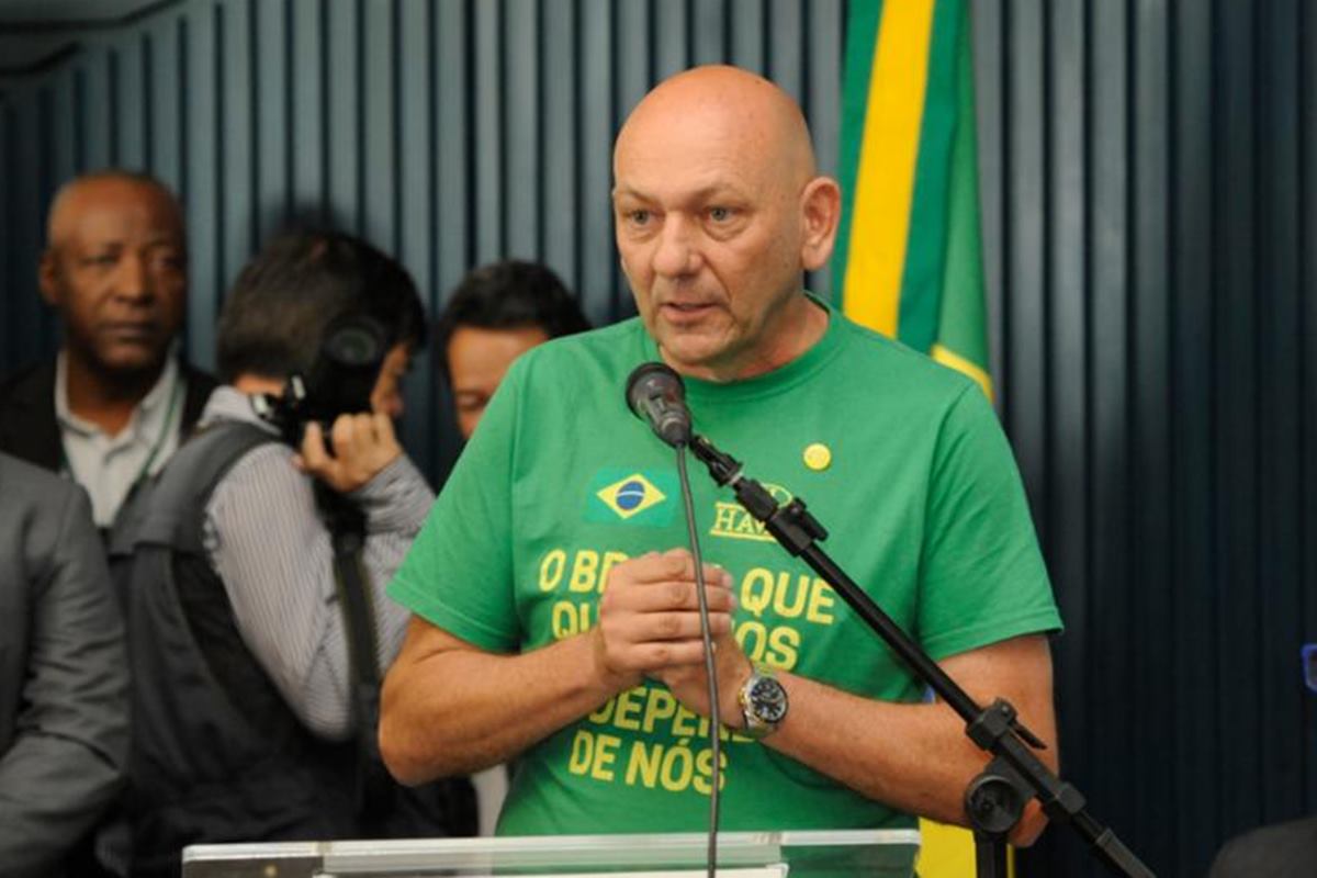 Foto colorida do empresário Luciano Hang - Metrópoles
