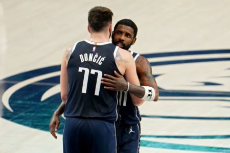 Luka Doncic #77 e Kyrie Irving #11 do Dallas Mavericks se abraçam em jogo contra o Minnesota Timberwolves