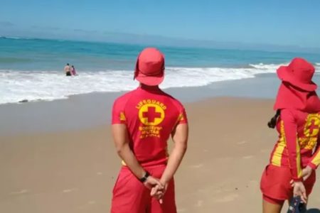 Bombeiros resgatam turistas em praia - Metrópoles