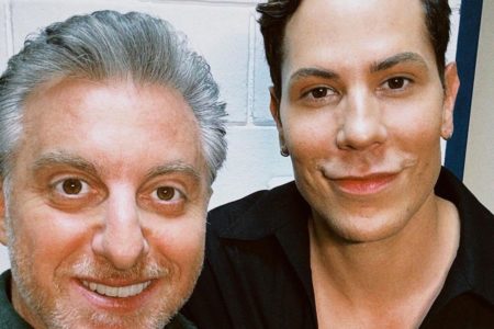 Foto colorida de Christian Chavez e Luciano Huck - Metrópoles