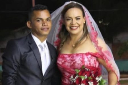 Casal vestido de noivos - Metrópoles