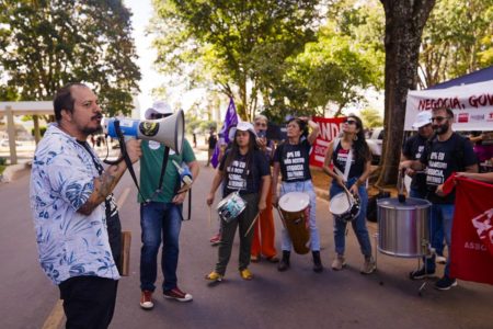 Docentes protestam contra proposta de reajuste salarial - Metrópoles