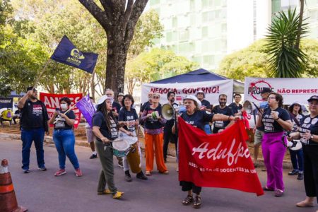 Docentes protestam contra proposta de reajuste salarial - Metrópoles
