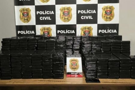 Imagem colorida mostra carga de cocaína apreendida pela polícia em caminhão de milho no interior de São Paulo - Metrópoles
