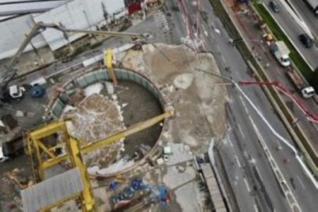 Imagem colorida de obras da Linha 6-Laranja no metrô de São Paulo. Metrópoles