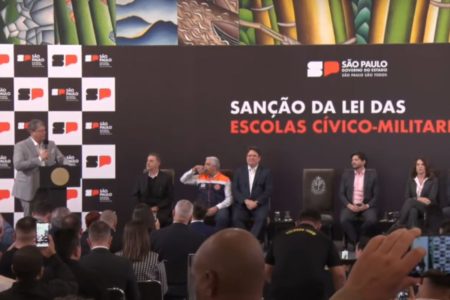 imagem colorida mostra governador tarcísio de freitas falando durante cerimônia de sanção da lei do programa escola cívico-militar