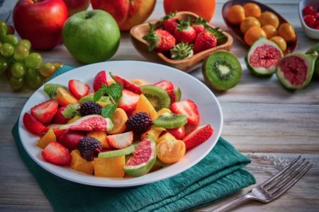 prato com várias frutas, como kiwi e morango