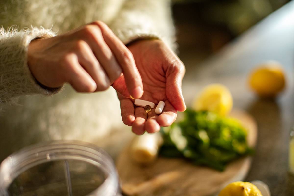 A recomendação dos especialistas é tomar as vitaminas solúveis em gordura junto de uma refeição