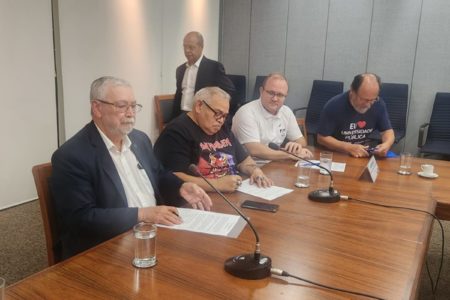 Imagem colorida da assinatura de acordo entre governo e professores - Metrópoles