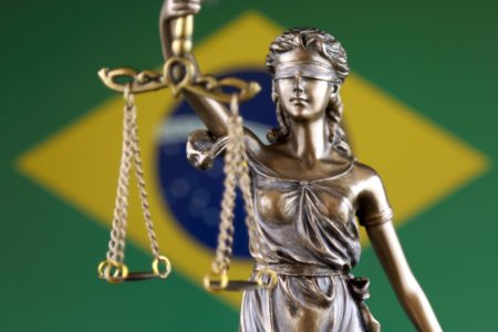 Imagem colorida mostra símbolo da justiça e bandeira do brasil - Metrópoles