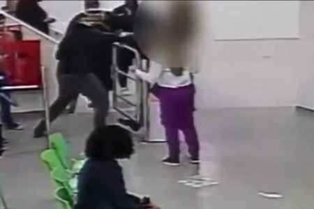 Imagem colorida mostra assessor de vereador dando soco em funcionário de pronto-socorro em São Vicente, litoral de São Paulo - Metrópoles