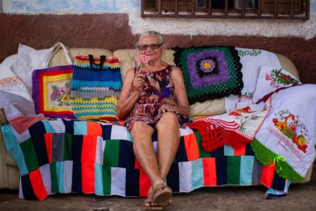 Dona Umbelina costura aos 92 anos