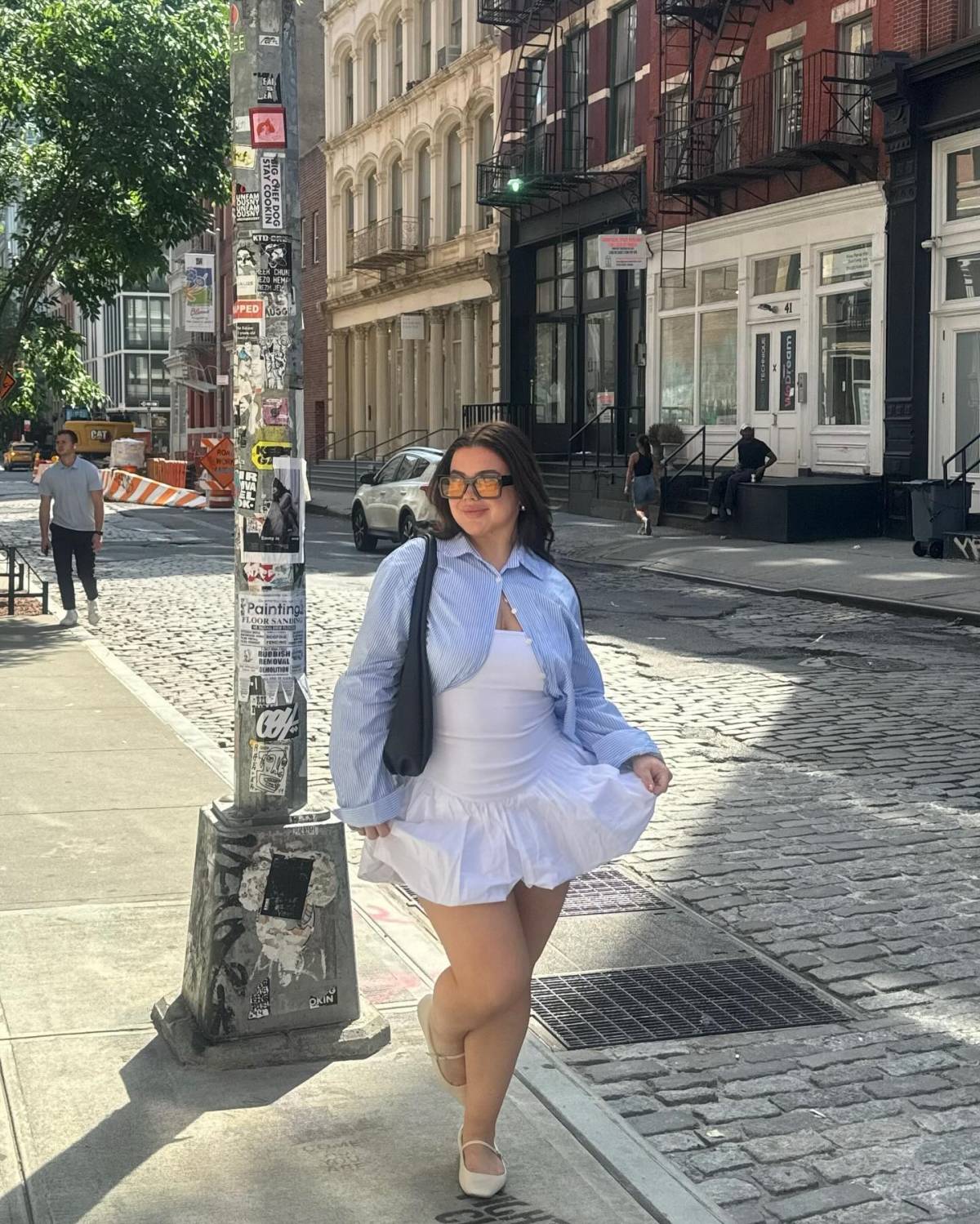 Na imagem com cor, foto de influencer de moda com uma peça sem alça - metrópoles