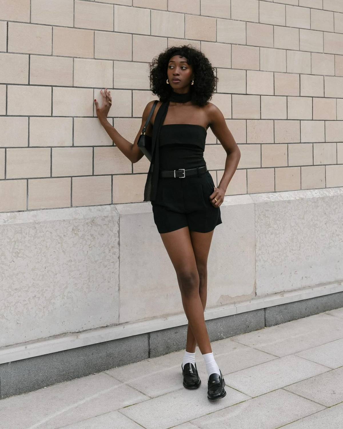 Na imagem com cor, foto de influencer de moda com uma peça sem alça - metrópoles